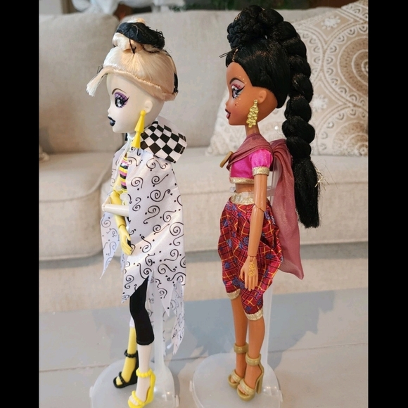 MGA Bratz Bratzillaz Glam Gets Wicked Llliana Honesty Switch-A-Witch Clown Doll - Picture 4 of 7